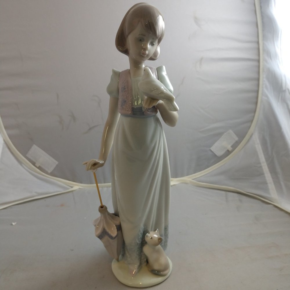 Lladro Summer Stroll Figurine